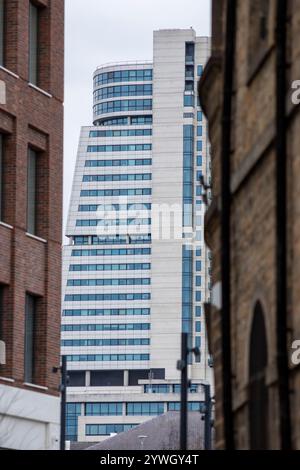 Bridgewater Place, auch bekannt als Dalek, ist ein Hochhaus in Leeds, West Yorkshire, England. Es war das höchste Gebäude in Yorkshire, als es im September 2005 stillgelegt wurde, aber heute ist es das zweithöchste Gebäude. Stockfoto