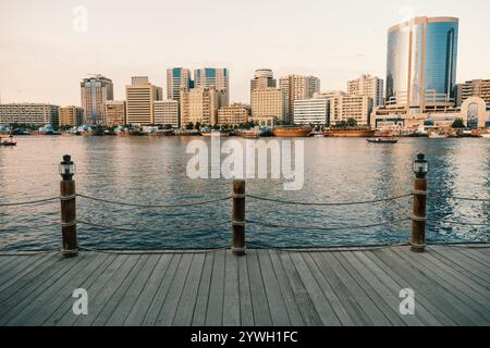 Historisches Viertel im Viertel Dubai Creek. Blick auf die Skyline des Dubai Creek mit traditionellen Booten und Piers. Stockfoto