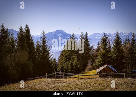 Österreichische Alpenlandschaft mit Scheune und Bergen im Hintergrund Stockfoto