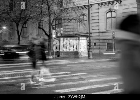 Zagreb, Kroatien. Dezember 2024. Die Menschen kommen am 10. Dezember 2024 in Zagreb, Kroatien, am ältesten Kisok der Stadt vorbei. Foto: Patricija Flikac/PIXSELL Credit: Pixsell/Alamy Live News Stockfoto