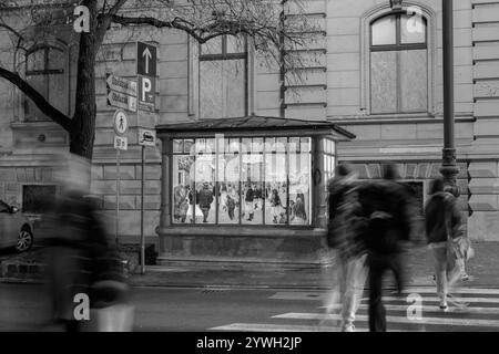 Zagreb, Kroatien. Dezember 2024. Die Menschen kommen am 10. Dezember 2024 in Zagreb, Kroatien, am ältesten Kisok der Stadt vorbei. Foto: Patricija Flikac/PIXSELL Credit: Pixsell/Alamy Live News Stockfoto