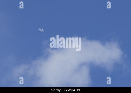 Boeing 787-8 Dreamliner Jet-Flugzeug von Qatar Airlines, die in einem blauen Himmel mit einer weißen Wolke fliegen, England, Großbritannien, Europa Stockfoto