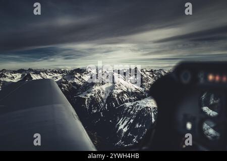 Flug über das Lechtal im späten Winter mit einem kleinen Flugzeug in Tirol, Österreich, Europa Stockfoto