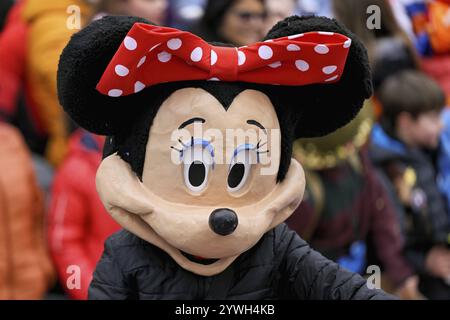 Person maskiert als Mickey Maus bei der Karnevalsparade der Wey Gilde am Rosenmontag, Guedismaentig, Luzerner Karneval 2024, Luzern, Schweiz, Euro Stockfoto