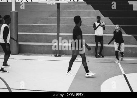 afroamerikanische Freunde spielen Basketball im Freien – Sport Lifestyle und Stadtkonzept – Fokus auf das richtige Gesicht – Schwarzweiß-Bearbeitung Stockfoto