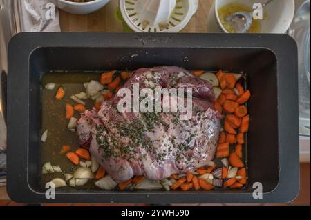 Zubereitung eines Wildschweinbraten mit Gewürzen und Gemüse im gusseisernen Auflauf, Bayern, Deutschland, Europa Stockfoto