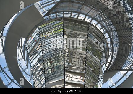 Detailansicht der reflektierenden Innenstruktur der Reichstagskuppel, Reichstagsgebäude, Deutscher Bundestag, Berlin, Deutschland Europa Stockfoto