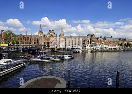 Centraal Station, Central Station, in den vorderen Bootsankern für Grachtenfahrten, Amsterdam, Niederlande Stockfoto
