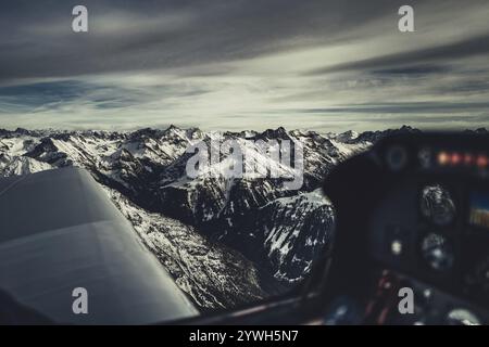 Flug über das Lechtal im späten Winter mit einem kleinen Flugzeug in Tirol, Österreich, Europa Stockfoto