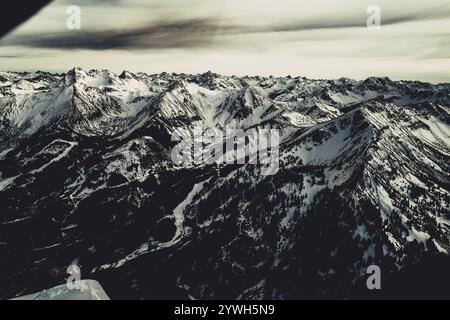 Flug über das Lechtal im späten Winter mit einem kleinen Flugzeug in Tirol, Österreich, Europa Stockfoto