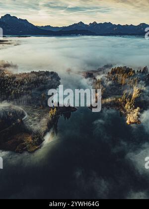 Herbstsonnenaufgang im Vorgebirge der Alpen mit Nebel am Illasbergsee und Forggensee bei Halblech in Allgäu, Bayern, Deutschland, Europa Stockfoto