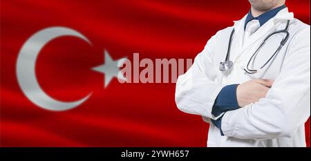 Türkei Gesundheits- und Versorgungskonzept. Männlicher Arzt auf Truthahnflagge. Doktor mit gekreuzten Armen auf Truthahnflagge Stockfoto