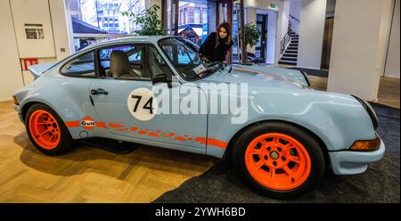 Bonhams London, Großbritannien. Dezember 2024. 1000 km seit der Restaurierung 1974 Porsche 911 3,2-Liter-Coupé „Carrera Classic“ Est. £ 130.000 - £ 180.000at The Bond Street Sale in Bonhams New Bond Street, London. Cars Auktion 12 Dez 2024.Paul Quezada-Neiman/Alamy Live News Credit: Paul Quezada-Neiman/Alamy Live News Stockfoto