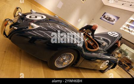 Bonhams London, Großbritannien. Dezember 2024. 1952Jaguar XK120 Roadster: £ 80.000-100.000 bei The Bond Street Sale in Bonhams New Bond Street, London. Cars Auktion 12 Dez 2024.Paul Quezada-Neiman/Alamy Live News Credit: Paul Quezada-Neiman/Alamy Live News Stockfoto