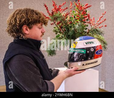 Bonhams London, Großbritannien. Dezember 2024. Ein Michael Schumacher 1991 Helm von Arai, Schätzung: £20.000 - £25.000 bei The Bond Street Sale in Bonhams New Bond Street, London. Cars Auktion 12 Dez 2024.Paul Quezada-Neiman/Alamy Live News Credit: Paul Quezada-Neiman/Alamy Live News Stockfoto