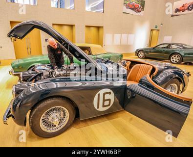 Bonhams London, Großbritannien. Dezember 2024. 1952Jaguar XK120 Roadster: £ 80.000-100.000 bei The Bond Street Sale in Bonhams New Bond Street, London. Cars Auktion 12 Dez 2024.Paul Quezada-Neiman/Alamy Live News Credit: Paul Quezada-Neiman/Alamy Live News Stockfoto