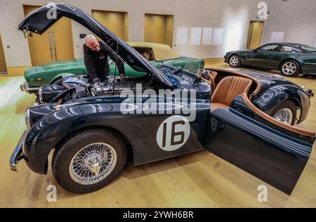 Bonhams London, Großbritannien. Dezember 2024. 1952Jaguar XK120 Roadster: £ 80.000-100.000 bei The Bond Street Sale in Bonhams New Bond Street, London. Cars Auktion 12 Dez 2024.Paul Quezada-Neiman/Alamy Live News Credit: Paul Quezada-Neiman/Alamy Live News Stockfoto