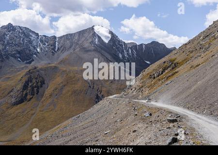 Schmale Schotterpiste in Berglandschaft am Chong Ashuu Pass, Tian Shan Mountains, Issyk-Kul, Kirgisistan, Asien Stockfoto