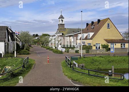 Blick auf das Dorf mit Wattenkirche, (Waddenkerk), de Cocksdorp, Texel, Holland, Niederlande Stockfoto