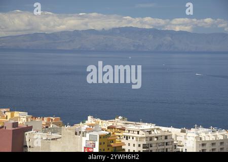 Panorama über den Ferienort Puerto de Santiago, dahinter die Insel Gomera, Südwestküste, Teneriffa, Kanarische Inseln, Spanien, Europa Stockfoto