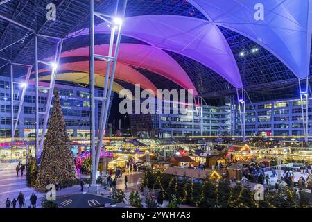 Weihnachtsmarkt am Flughafen am Abend, Weihnachtsmarkt vor dem Terminal München, Bayern, Deutschland, Europa Stockfoto