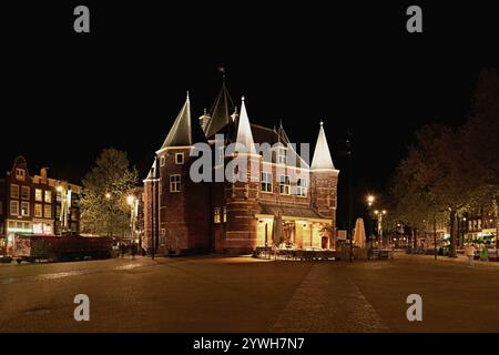 Mittelalterliches Gebäude de Waag, beleuchtet bei Nacht, Nieuwmarkt, Amsterdam, Nord-Holland, Niederlande Stockfoto