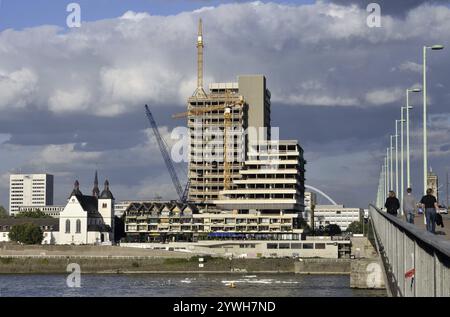 Aus dem Lufthansa-Hochhaus (Sitz der deutschen Fluggesellschaft bis 2007) am Rheinufer in Deutz wird MaxCologne, Renovierung bis 2012, Stockfoto