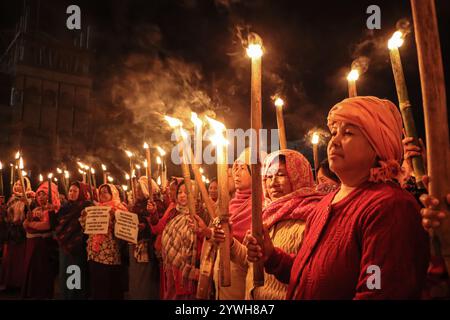 Meira-Paibis-Aktivisten hielten Fackeln in Imphal und forderten Gerechtigkeit für einen vermissten Meitei-Mann und die Wiederherstellung des Friedens in Manipur im Nordosten Indiens. Stockfoto