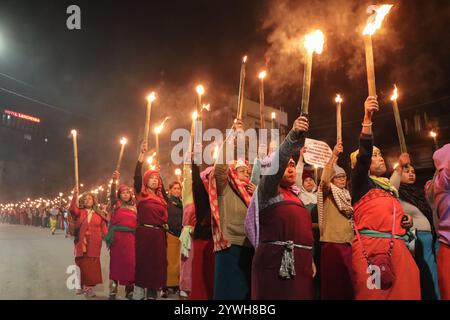 Meira-Paibis-Aktivisten hielten Fackeln in Imphal und forderten Gerechtigkeit für einen vermissten Meitei-Mann und die Wiederherstellung des Friedens in Manipur im Nordosten Indiens. Stockfoto