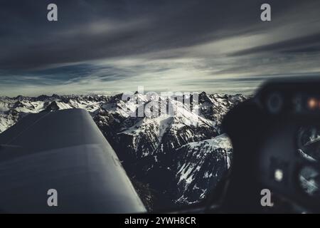 Flug über das Lechtal im späten Winter mit einem kleinen Flugzeug in Tirol, Österreich, Europa Stockfoto