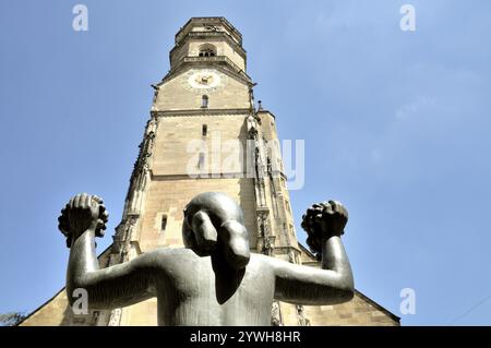 Die Stiftskirche ist die älteste evangelische Kirche Stuttgarts und eines der Wahrzeichen der Stadt. Die weibliche Figur auf dem Brunnen hält zwei Trauben Stockfoto