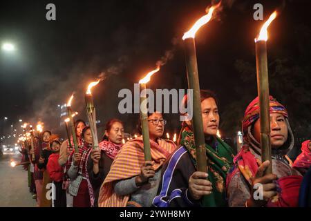 Meira-Paibis-Aktivisten hielten Fackeln in Imphal und forderten Gerechtigkeit für einen vermissten Meitei-Mann und die Wiederherstellung des Friedens in Manipur im Nordosten Indiens. Stockfoto