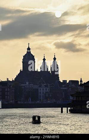 Basilika St. Nikolaus (Niederländisch: Sint-Nicolaasbasiliek), römisch-katholische Kirche mit Elementen des Neobarock und der Neorenaissance, Amsterdam, Provinz No Stockfoto