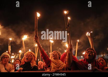 Meira-Paibis-Aktivisten hielten Fackeln in Imphal und forderten Gerechtigkeit für einen vermissten Meitei-Mann und die Wiederherstellung des Friedens in Manipur im Nordosten Indiens. Stockfoto