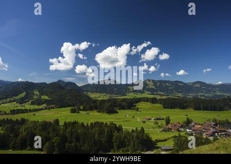 Rubi bei Oberstdorf, dahinter die Hoerner-Gruppe, Illertal, Allgaeu, Bayern, Deutschland, Europa Stockfoto