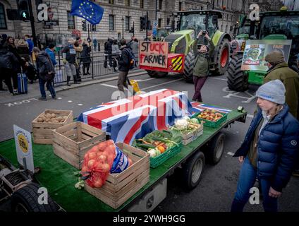 London, Großbritannien. Dezember 2024. Britische Bauern treffen sich mit ihren Traktoren und schweren Landwirtschaftsfahrzeugen, die Whitehall in Westminster blockieren, bevor Sir Keir Starmer vor Parlamentsabgeordneten steht, um auf Fragen des Premierministers über Erbschaftssteueränderungen zu prüfen. Die britische Landwirtschaft retten und die Fairness von Kent für die Landwirte stehen hinter dem jüngsten Protest. Letzten Monat haben sich in London rund 13.000 Menschen gegen die im Budget von Rachel Reeves beschriebenen Änderungen der Erbschaftssteuer versammelt, bei denen Landwirte eine 20-prozentige Abgabe auf landwirtschaftliche Vermögenswerte im Wert von mehr als 1 Mio. £ zahlen werden Guy Corbishley/Alamy Live News Stockfoto