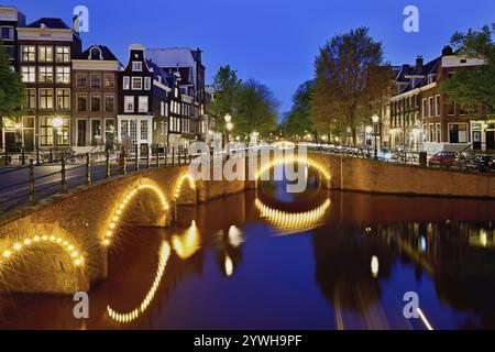 Prinsengracht-Kanal im Abendlicht nach Sonnenuntergang, Amsterdam, Nordholland, Niederlande Stockfoto