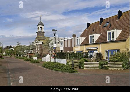 Blick auf das Dorf mit Wattenkirche, (Waddenkerk), de Cocksdorp, Texel, Holland, Niederlande Stockfoto