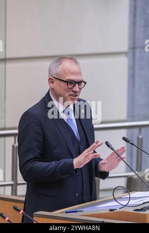 Brüssel, Belgien Dezember 2024. Der flämische Ministerpräsident Matthias Diependaele wird auf einer Plenartagung des flämischen Parlaments am Mittwoch, den 11. Dezember 2024 in Brüssel dargestellt. BELGA PHOTO JONAS ROOSENS Credit: Belga News Agency/Alamy Live News Stockfoto