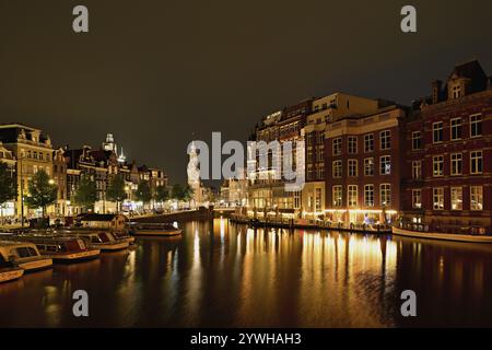 Historische Gebäude und Münzturm beleuchtet bei Nacht, Singelgracht, Amsterdam, Nordholland, Niederlande Stockfoto