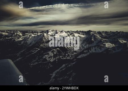 Flug über das Lechtal im späten Winter mit einem kleinen Flugzeug in Tirol, Österreich, Europa Stockfoto