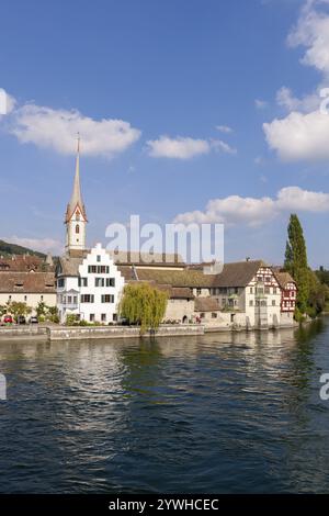 Kirche am Fluss mit Bäumen und historischen Gebäuden im Hintergrund, Blick auf die Altstadt von Stein am Rhein mit dem Georgskloster Stein am Rhein Stockfoto