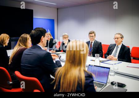 Jörg Kukies, Bundesfinanzminister SPD, trifft Wopke Hoekstra, EU-Kommissar für Klimaschutz zu einem gespraech im Rahmen des Eurogruppe / ECOFIN-Rates, 10.12.2024. Fotografiert im Auftrag des Bundesministeriums der Finanzen BMF Bruessel Belgien *** Jörg Kukies, Bundesfinanzminister SPD , trifft Wopke Hoekstra, EU-Kommissarin für Klimapolitik, zu einer Diskussion im ECOFIN-Rat der Eurogruppe, in Brüssel, 10 12 2024 fotografiert im Auftrag des Bundesministeriums für Finanzen BMF Brüssel Belgien Copyright: XFelixZahn/BMFx Stockfoto