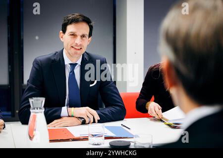 Jörg Kukies, Bundesfinanzminister SPD, trifft Wopke Hoekstra, EU-Kommissar für Klimaschutz zu einem gespraech im Rahmen des Eurogruppe / ECOFIN-Rates, 10.12.2024. Fotografiert im Auftrag des Bundesministeriums der Finanzen BMF Bruessel Belgien *** Jörg Kukies, Bundesfinanzminister SPD , trifft Wopke Hoekstra, EU-Kommissarin für Klimapolitik, zu einer Diskussion im ECOFIN-Rat der Eurogruppe, in Brüssel, 10 12 2024 fotografiert im Auftrag des Bundesministeriums für Finanzen BMF Brüssel Belgien Copyright: XFelixZahn/BMFx Stockfoto