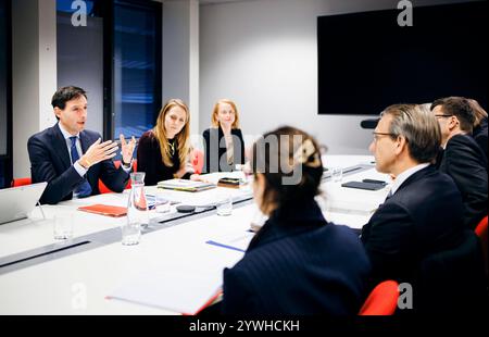 Jörg Kukies, Bundesfinanzminister SPD, trifft Wopke Hoekstra, EU-Kommissar für Klimaschutz zu einem gespraech im Rahmen des Eurogruppe / ECOFIN-Rates, 10.12.2024. Fotografiert im Auftrag des Bundesministeriums der Finanzen BMF Bruessel Belgien *** Jörg Kukies, Bundesfinanzminister SPD , trifft Wopke Hoekstra, EU-Kommissarin für Klimapolitik, zu einer Diskussion im ECOFIN-Rat der Eurogruppe, in Brüssel, 10 12 2024 fotografiert im Auftrag des Bundesministeriums für Finanzen BMF Brüssel Belgien Copyright: XFelixZahn/BMFx Stockfoto