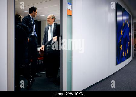 Jörg Kukies, Bundesfinanzminister SPD, trifft Wopke Hoekstra, EU-Kommissar für Klimaschutz zu einem gespraech im Rahmen des Eurogruppe / ECOFIN-Rates, 10.12.2024. Fotografiert im Auftrag des Bundesministeriums der Finanzen BMF Bruessel Belgien *** Jörg Kukies, Bundesfinanzminister SPD , trifft Wopke Hoekstra, EU-Kommissarin für Klimapolitik, zu einer Diskussion im ECOFIN-Rat der Eurogruppe, in Brüssel, 10 12 2024 fotografiert im Auftrag des Bundesministeriums für Finanzen BMF Brüssel Belgien Copyright: XFelixZahn/BMFx Stockfoto