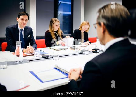 Jörg Kukies, Bundesfinanzminister SPD, trifft Wopke Hoekstra, EU-Kommissar für Klimaschutz zu einem gespraech im Rahmen des Eurogruppe / ECOFIN-Rates, 10.12.2024. Fotografiert im Auftrag des Bundesministeriums der Finanzen BMF Bruessel Belgien *** Jörg Kukies, Bundesfinanzminister SPD , trifft Wopke Hoekstra, EU-Kommissarin für Klimapolitik, zu einer Diskussion im ECOFIN-Rat der Eurogruppe, in Brüssel, 10 12 2024 fotografiert im Auftrag des Bundesministeriums für Finanzen BMF Brüssel Belgien Copyright: XFelixZahn/BMFx Stockfoto