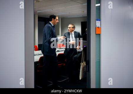 Jörg Kukies, Bundesfinanzminister SPD, trifft Wopke Hoekstra, EU-Kommissar für Klimaschutz zu einem gespraech im Rahmen des Eurogruppe / ECOFIN-Rates, 10.12.2024. Fotografiert im Auftrag des Bundesministeriums der Finanzen BMF Bruessel Belgien *** Jörg Kukies, Bundesfinanzminister SPD , trifft Wopke Hoekstra, EU-Kommissarin für Klimapolitik, zu einer Diskussion im ECOFIN-Rat der Eurogruppe, in Brüssel, 10 12 2024 fotografiert im Auftrag des Bundesministeriums für Finanzen BMF Brüssel Belgien Copyright: XFelixZahn/BMFx Stockfoto