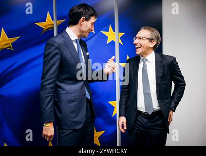 Jörg Kukies, Bundesfinanzminister SPD, trifft Wopke Hoekstra, EU-Kommissar für Klimaschutz zu einem gespraech im Rahmen des Eurogruppe / ECOFIN-Rates, 10.12.2024. Fotografiert im Auftrag des Bundesministeriums der Finanzen BMF Bruessel Belgien *** Jörg Kukies, Bundesfinanzminister SPD , trifft Wopke Hoekstra, EU-Kommissarin für Klimapolitik, zu einer Diskussion im ECOFIN-Rat der Eurogruppe, in Brüssel, 10 12 2024 fotografiert im Auftrag des Bundesministeriums für Finanzen BMF Brüssel Belgien Copyright: XFelixZahn/BMFx Stockfoto