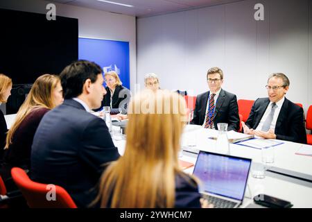 Jörg Kukies, Bundesfinanzminister SPD, trifft Wopke Hoekstra, EU-Kommissar für Klimaschutz zu einem gespraech im Rahmen des Eurogruppe / ECOFIN-Rates, 10.12.2024. Fotografiert im Auftrag des Bundesministeriums der Finanzen BMF Bruessel Belgien *** Jörg Kukies, Bundesfinanzminister SPD , trifft Wopke Hoekstra, EU-Kommissarin für Klimapolitik, zu einer Diskussion im ECOFIN-Rat der Eurogruppe, in Brüssel, 10 12 2024 fotografiert im Auftrag des Bundesministeriums für Finanzen BMF Brüssel Belgien Copyright: XFelixZahn/BMFx Stockfoto